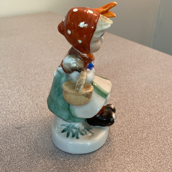 Occupied Japan vintage girl with basket. - Picture 4 of 6